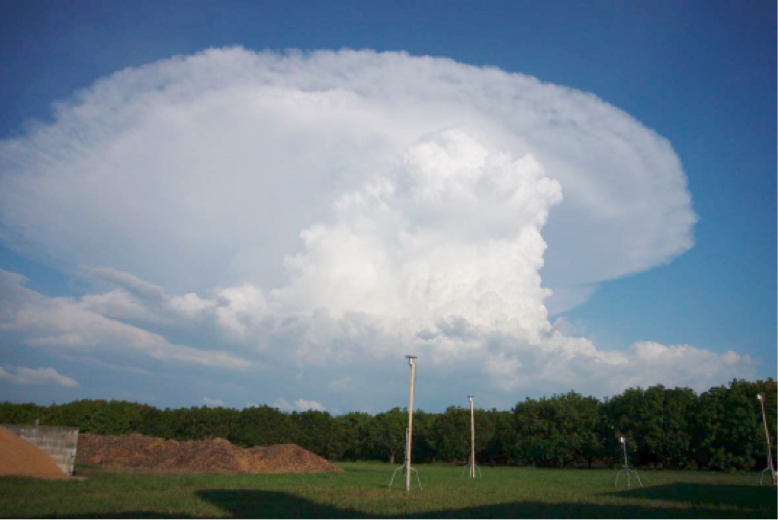 巨大積乱雲とLIVE設営風景の画像